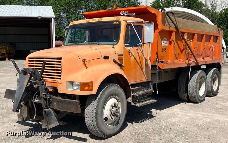 1996 International 4900  dump truck - LG9212