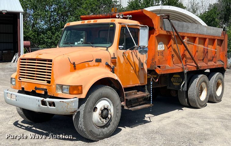 1996 International 4900  dump truck - LG9213