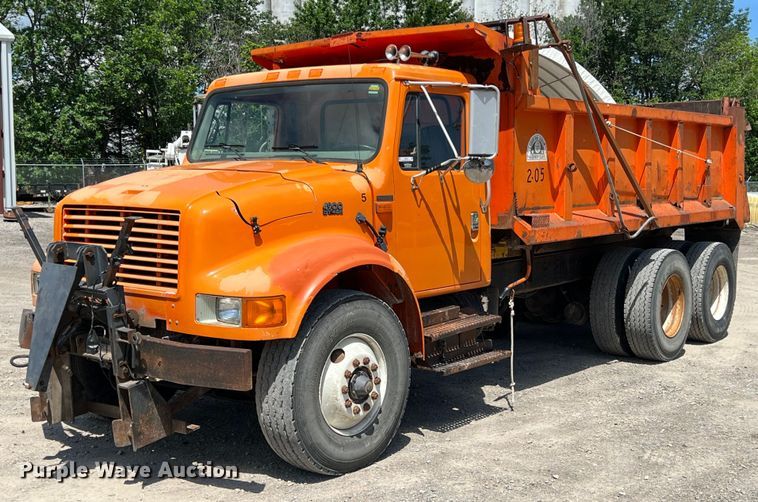 1996 International 4900  dump truck - LG9214