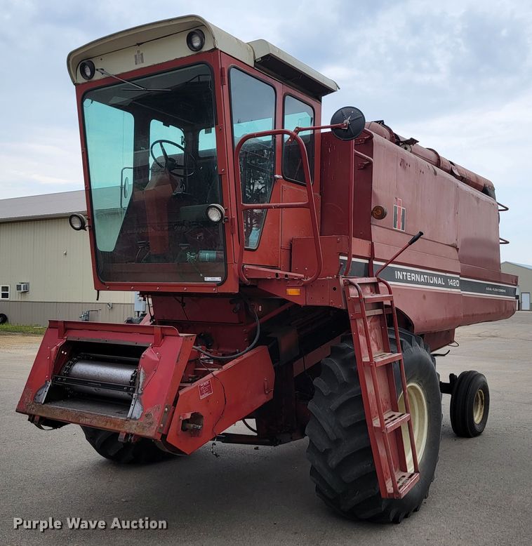 1981 International 1420 Axial-Flow  combine - ML9434