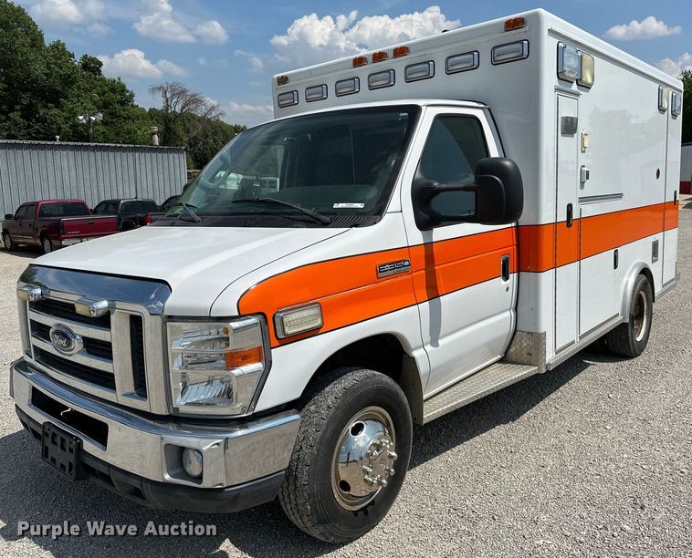 2011 Ford E350 Super Duty  ambulance - OG9063