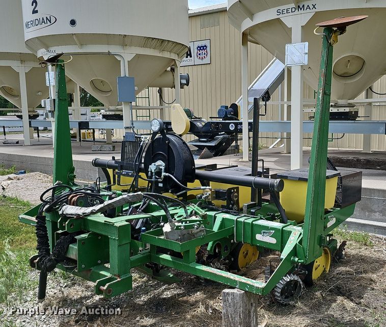 John Deere  planter - DO2706