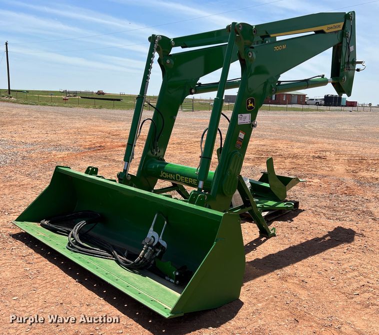 John Deere 700M  loader - DR5675