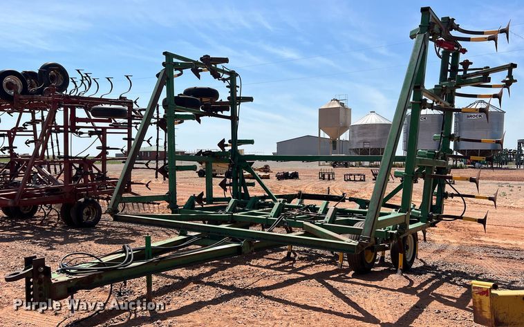 John Deere 1610  field cultivator - DR5682