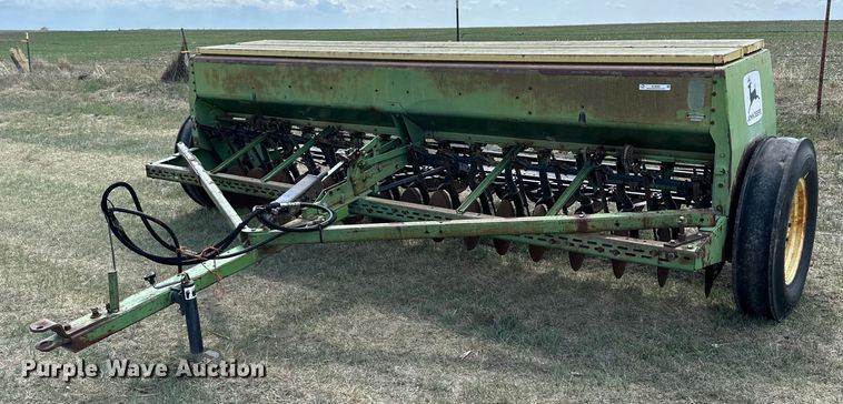 John Deere 8300  grain drill - KL9080