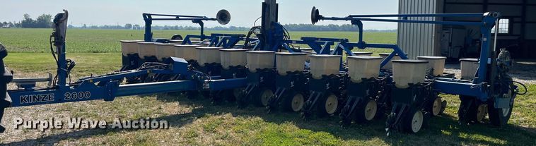 Kinze 2600  no-till planter - LB9000