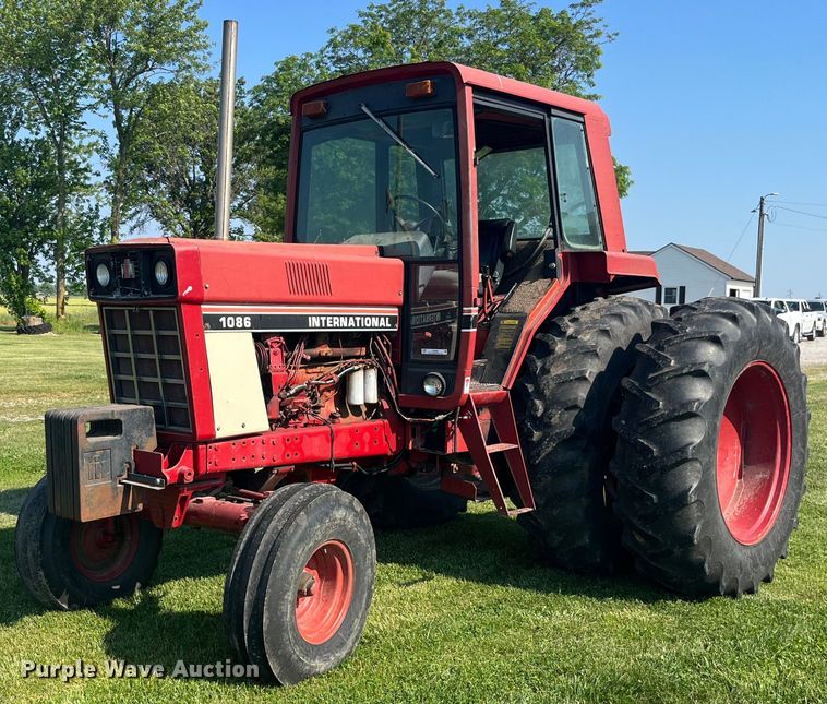 1981 International 1086  tractor - LB9001