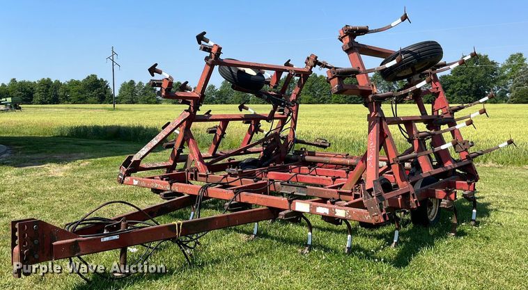 International  field cultivator - LB9005