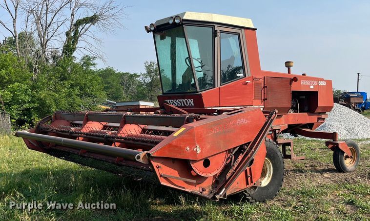 1982 Hesston 6550  swather / windrower - LB9014