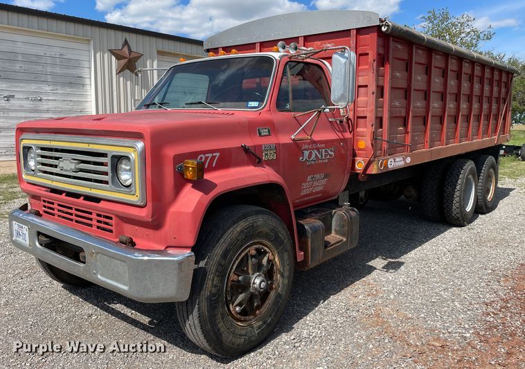 1977 Chevrolet C65  grain truck - LB9368