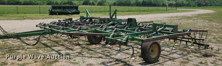 John Deere 960  field cultivator - LE9135