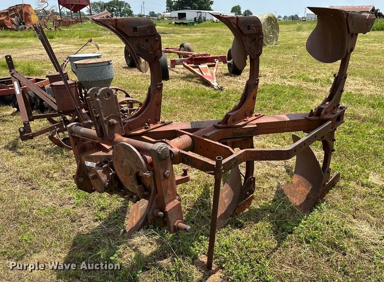 Three bottom two-way plow - OG9033