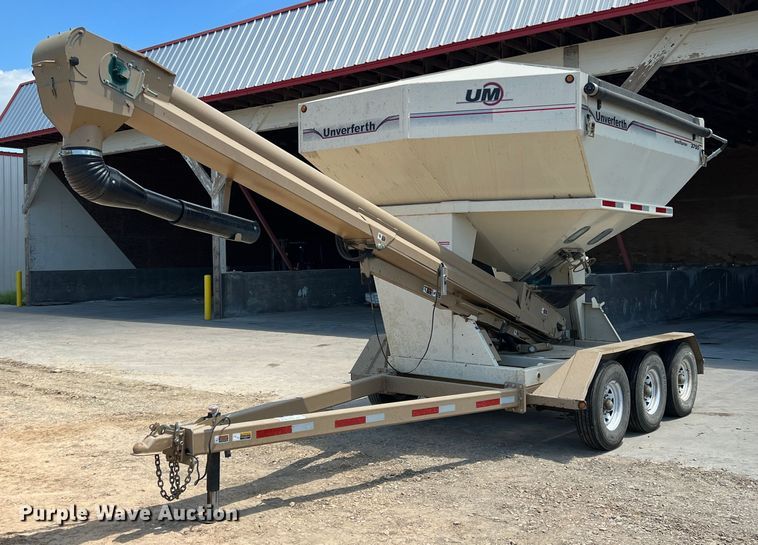 2011 Unverferth SeedRunner 3750  seed tender - DR5728