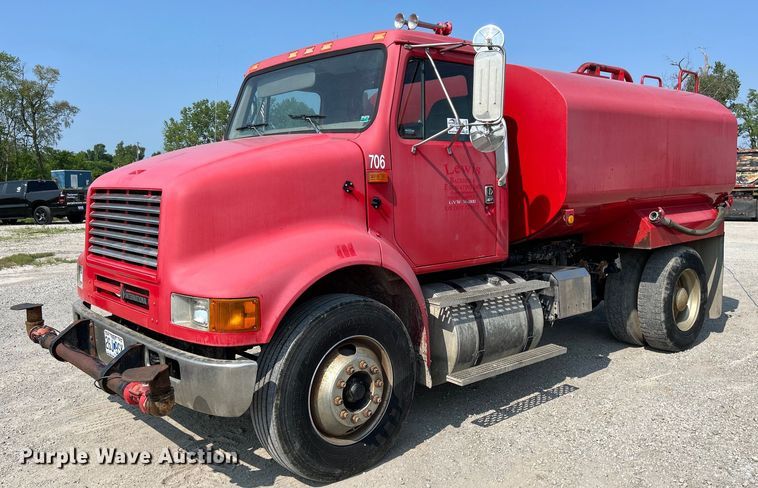 2001 International 8100  water truck - DS6330
