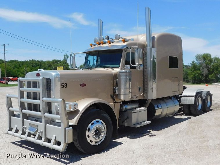 2020 Peterbilt 389  semi truck - DM2566