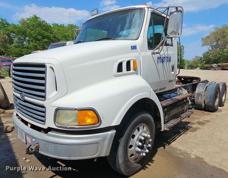 1999 Sterling A9513  semi truck - DO2788