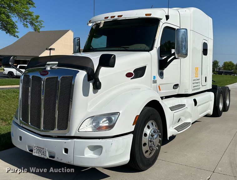 2018 Peterbilt 579  semi truck - DO5003