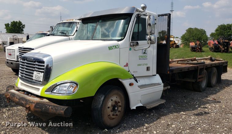 2005 Freightliner Columbia  flatbed truck - DP7944