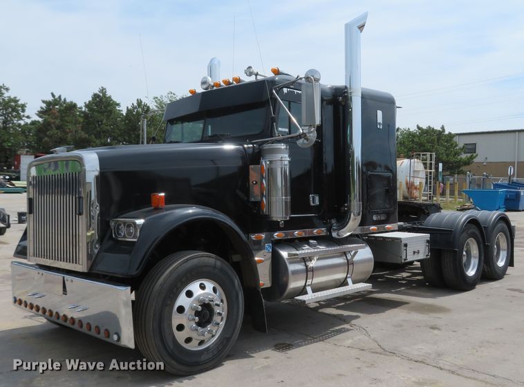 2004 Freightliner Classic 120  semi truck - FB9846