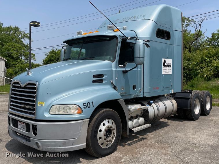 2014 Mack CXU613  semi truck - LJ9681