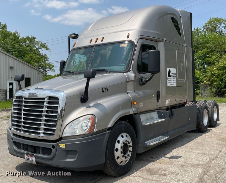 2015 Freightliner Cascadia 125  semi truck - LJ9685