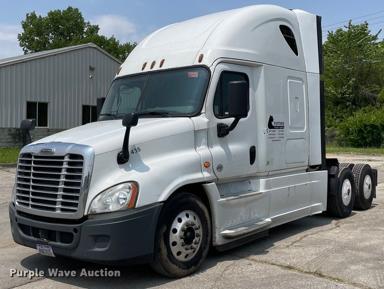 2016 Freightliner Cascadia 125  semi truck - LJ9707