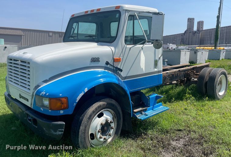 2001 International 4700  truck cab and chassis - ME9864