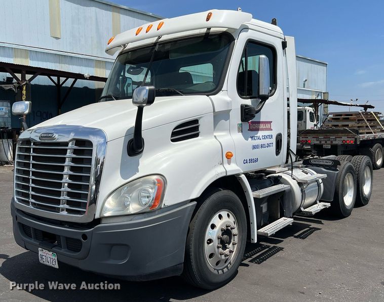 2013 Freightliner Cascadia 113  semi truck - MF9970