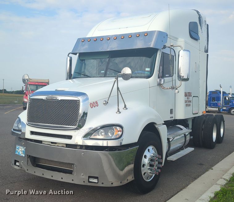 2008 Freightliner Columbia  semi truck - MO9037