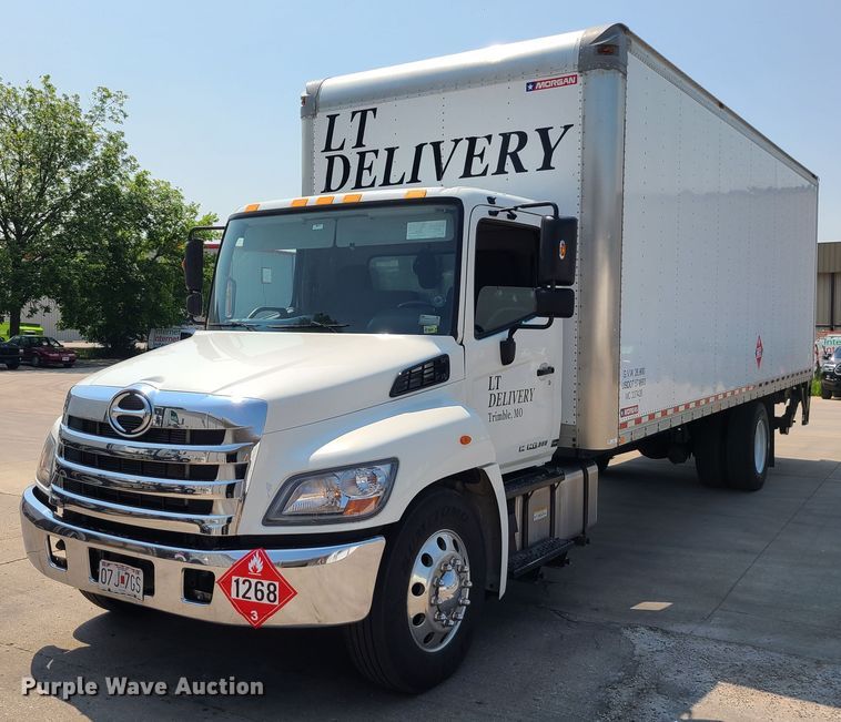 2017 Hino 268A  box truck - MO9850