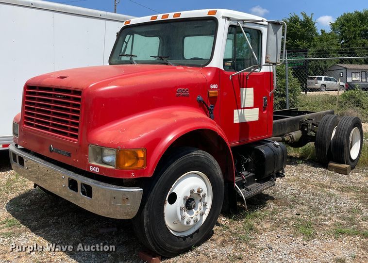 1997 International 4700  truck cab and chassis - MR9089