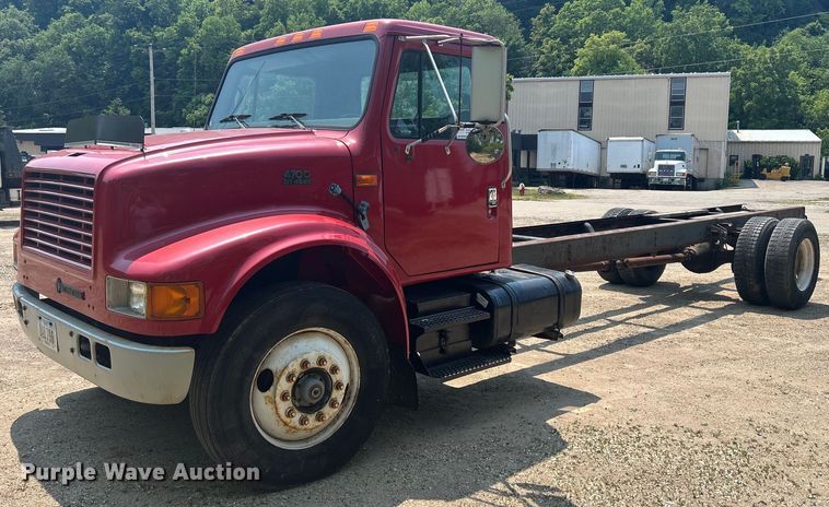 1999 International 4700  truck cab and chassis - DR4717