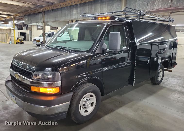 2017 Chevrolet Express G3500  utility van - JO9169