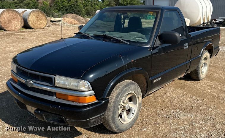 1999 Chevrolet S10  pickup truck - KL9035