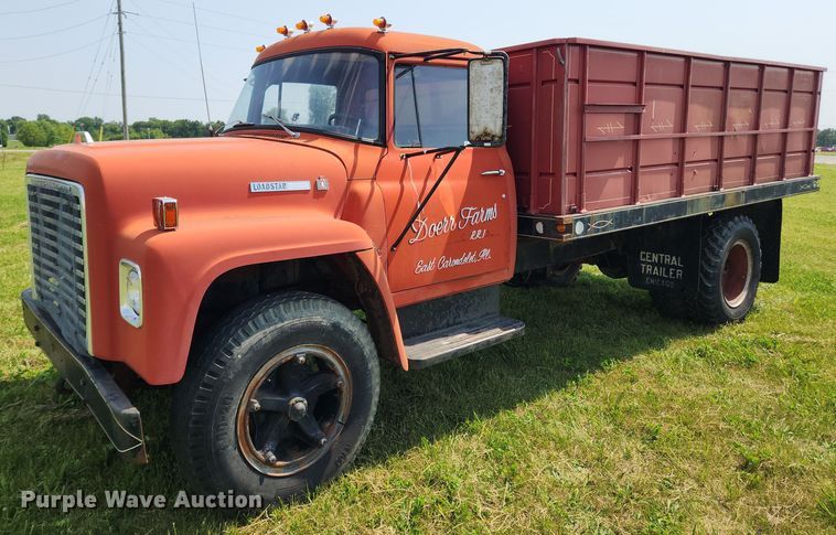 1972 International Loadstar 1600  grain truck - LX9643