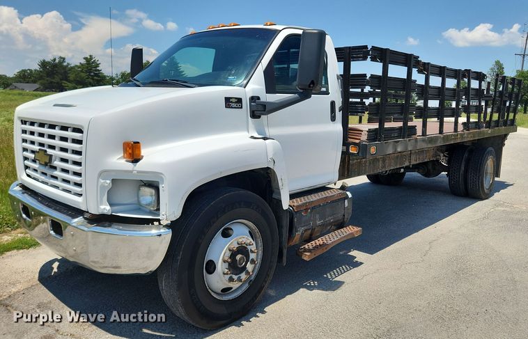 2004 Chevrolet C7500  flatbed truck - LX9703