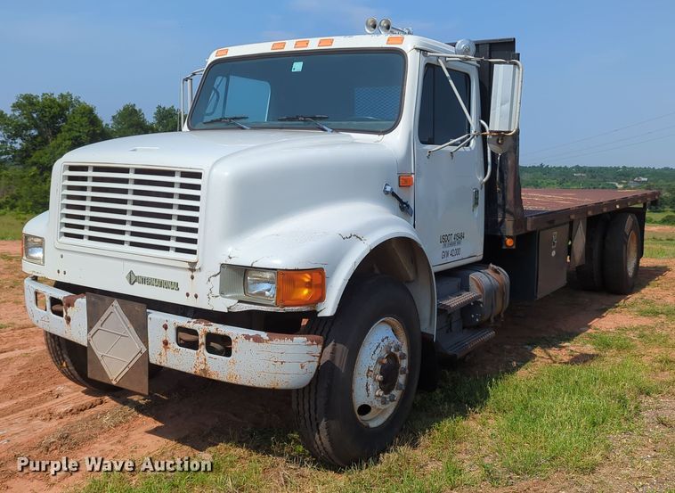 1993 International 4900  flatbed truck - MY9320