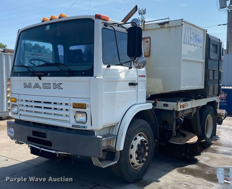 1998 Mack MS Series  street sweeper truck - DI7772