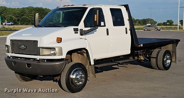 2005 Chevrolet C4500  Crew Cab flatbed truck - DO2812