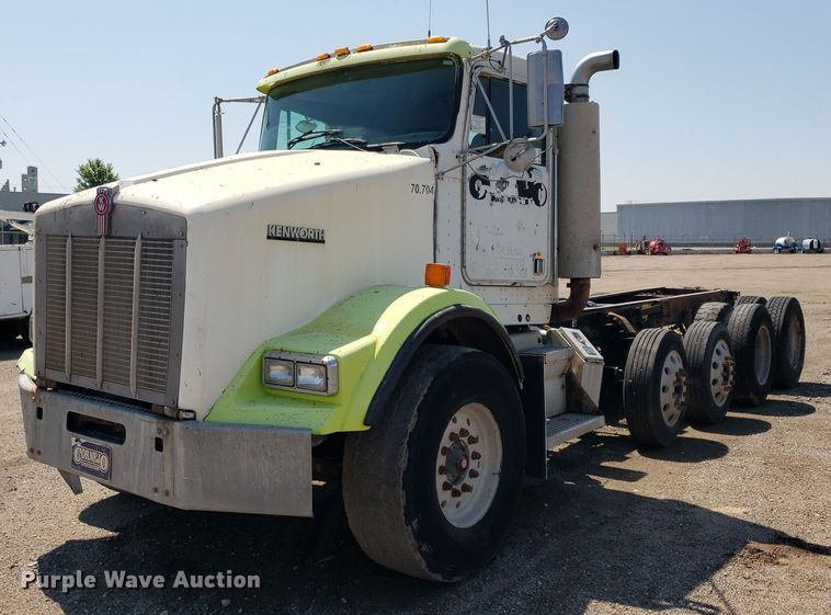 2004 Kenworth T800  truck cab and chassis - DP8015