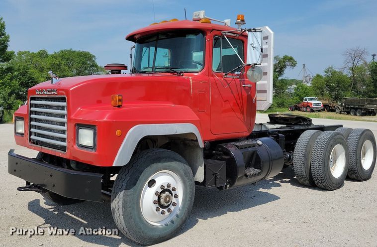 2000 Mack RD690S  semi truck - JO9177