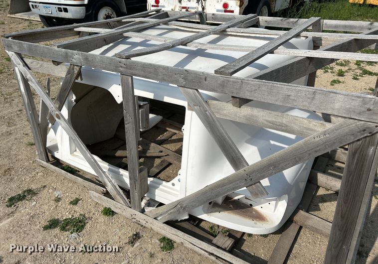 International 9200  hood - DR4651