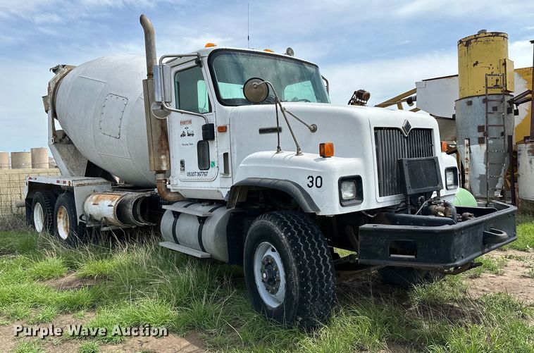 2001 International 5500i  ready mix truck - NY9051