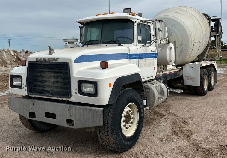 1998 Mack RD690S  ready mix truck - NY9052