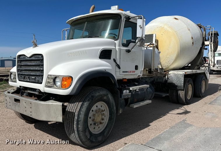 2005 Mack CV713  ready mix truck - NY9054