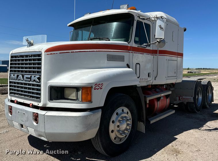 1993 Mack CH613  semi truck - NY9057