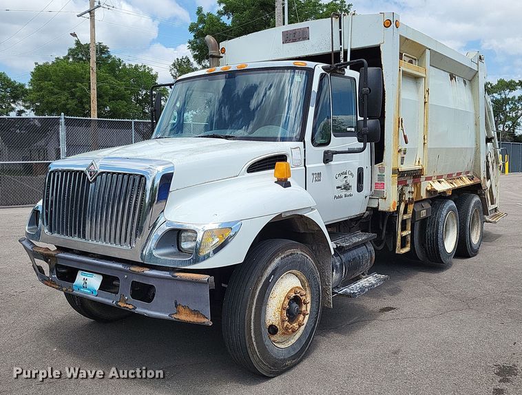 2006 International 7300  refuse truck - LS9553
