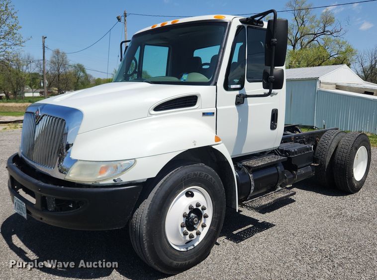 2008 International DuraStar 4300  truck cab and chassis - MW9714