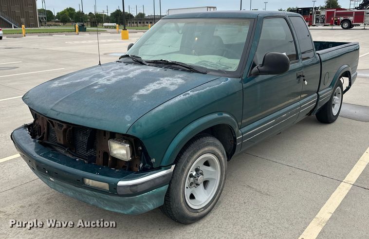 1996 Chevrolet S10  Ext. Cab pickup truck - NY9255