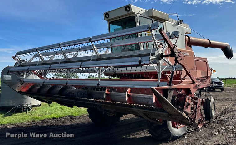 International Harvester 815  combine - NY9190